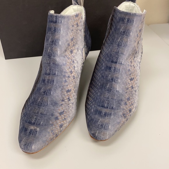 Beautiful Velvet booties by Miista Shoes - Picture 4 of 7